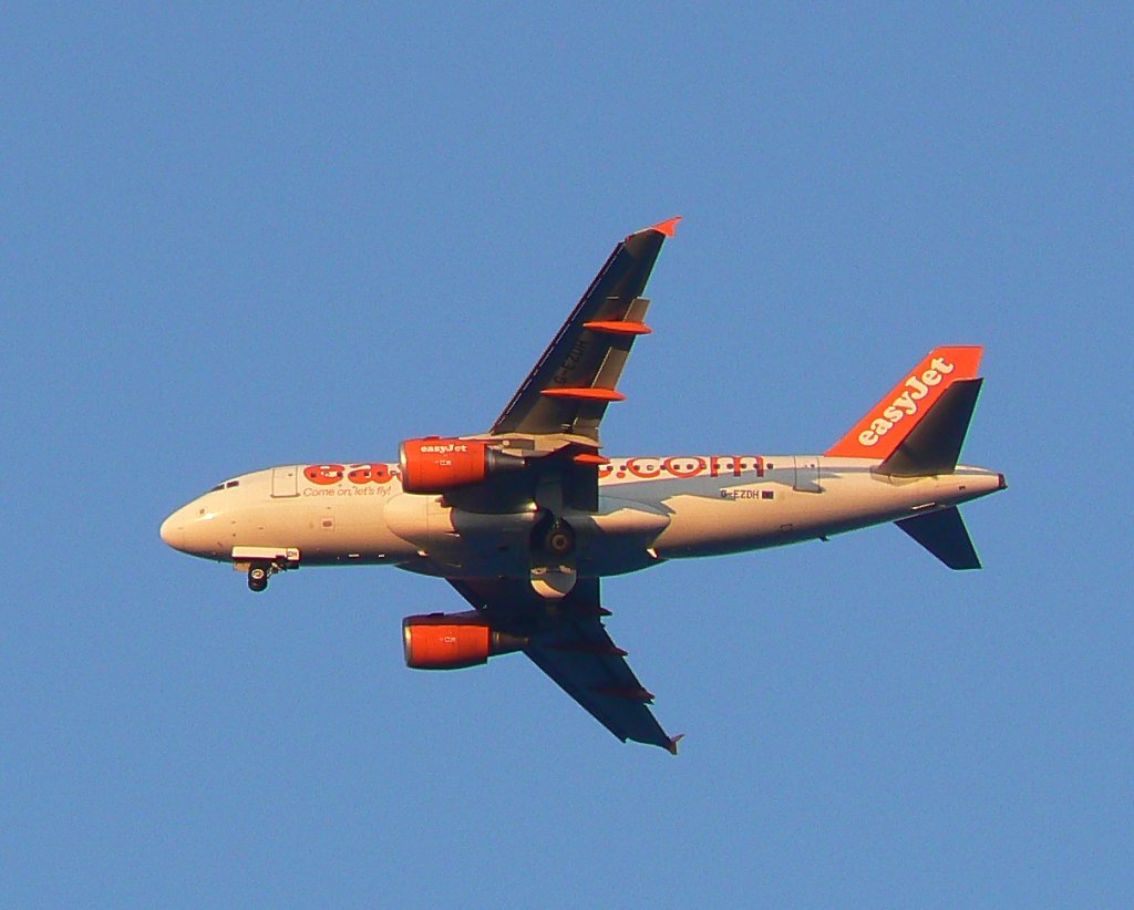 Easyjet A 319-111 G-EZDH im Landeanflug auf Korfu am 15.07.2010