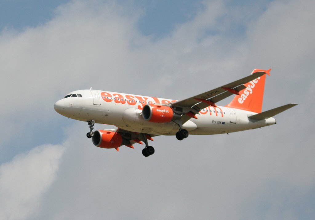 Easyjet A 319-111 G-EZDK bei der Landung in Berlin-Schnefeld am 10.07.2012