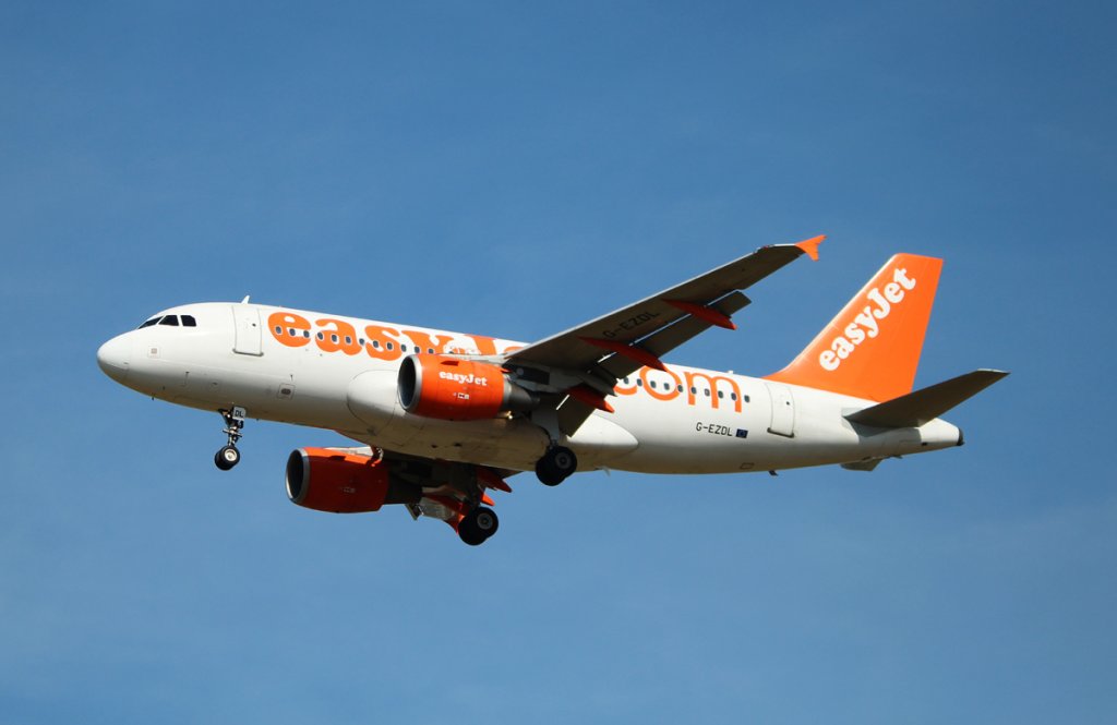 Easyjet A 319-111 G-EZDL bei der Landung in Berlin-Schnefeld am 10.09.2012