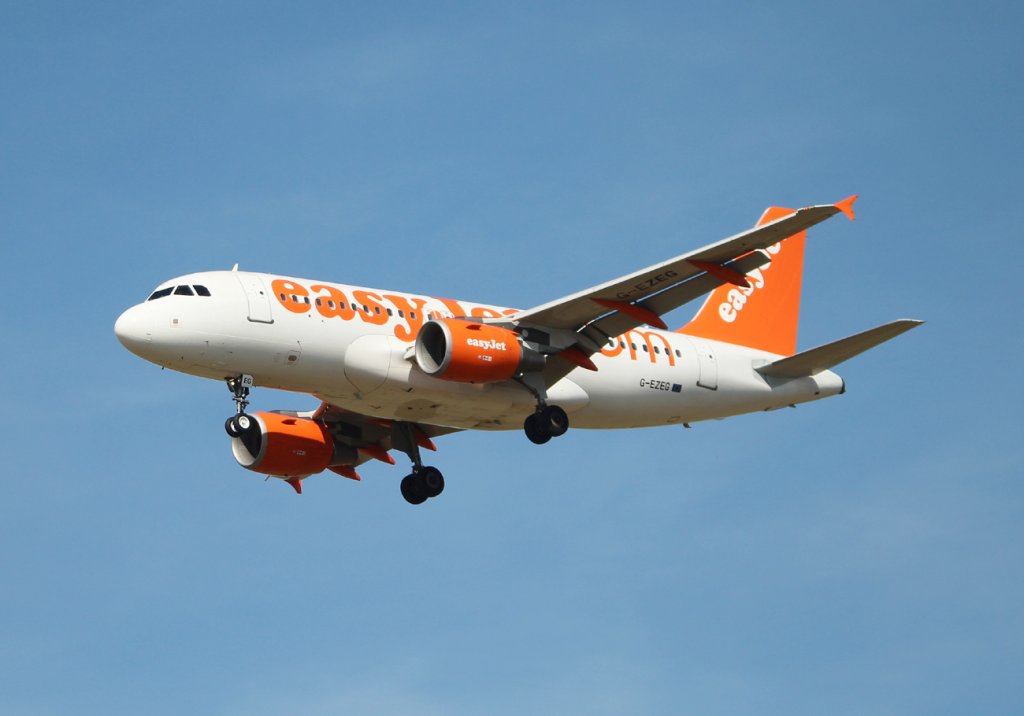 Easyjet A 319-111 G-EZEG bei der Landung in Berlin-Schnefeld am 10.09.2012