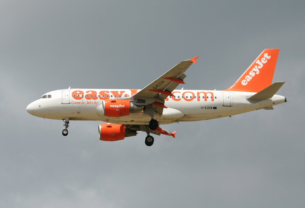 Easyjet A 319-111 G-EZEW bei der Landung in Berlin-Schnefeld am 10.07.2012