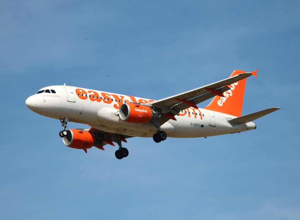 Easyjet A 319-111 G-EZFT bei der Landung in Berlin-Schnefeld am 10.09.2012