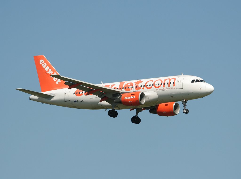 Easyjet A 319-111 G-EZIJ bei der Landung in Berlin-Schnefeld am 04.06.2011
