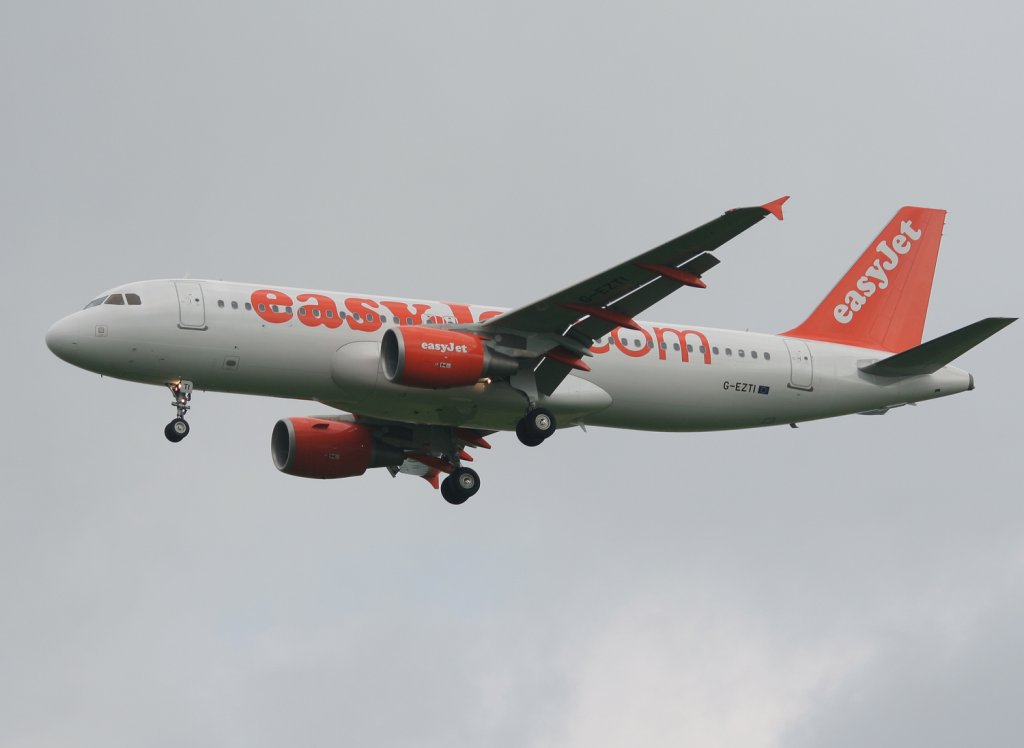 Easyjet A 320-214 G-EZTI im Landeanflug in Berlin-Schnefeld am 07.06.2010