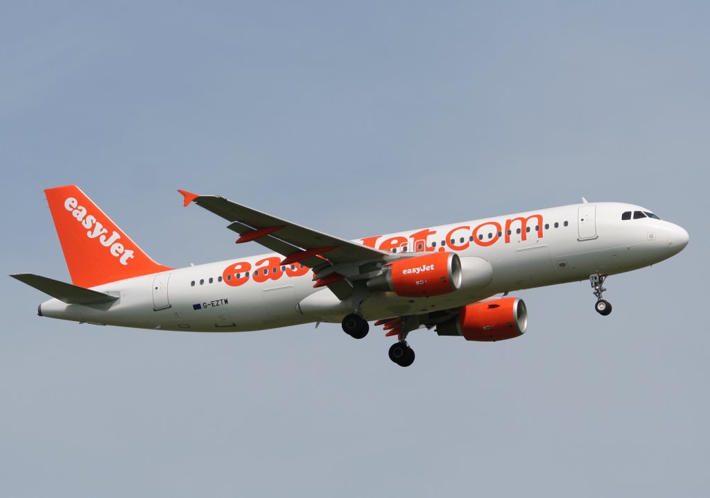 Easyjet A 320-214 G-EZTW im Landeanflug in Berlin-Schnfeld am 06.06.2010