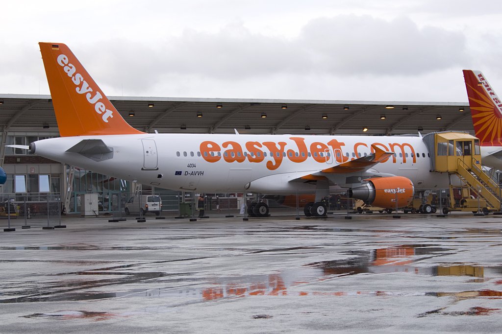 EasyJet, D-AVVH later: G-EZTO, Airbus, A320-214, 05.09.2009, XFW, Finkenwerder, Germany 

