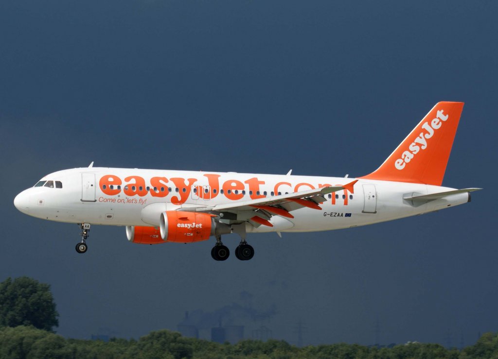 EasyJet, G-EEZA, Airbus A 319-100, 2010.08.28, DUS-EDDL, Dsseldorf, Germany (vor schwerem Gewitter) 

