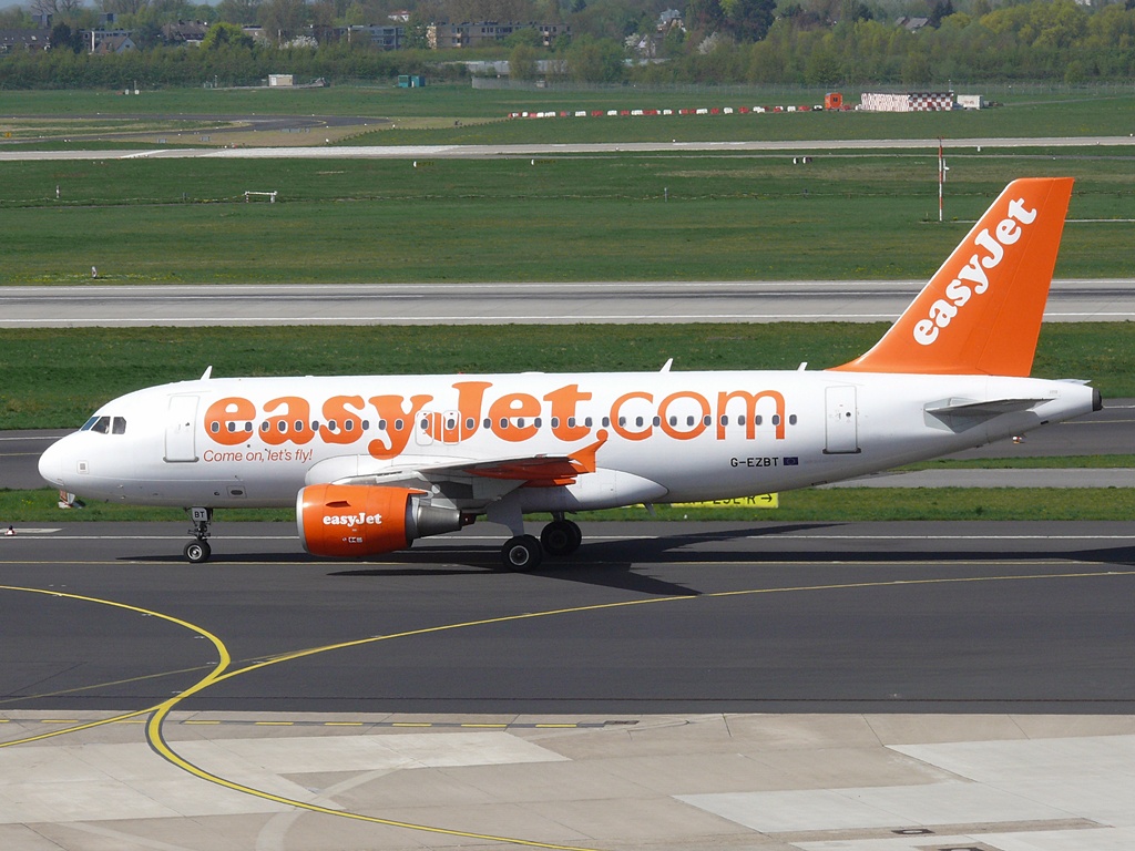 easyJet; G-EZBT; Airbus A319-111. Flughafen Dsseldorf. 09.04.2011.