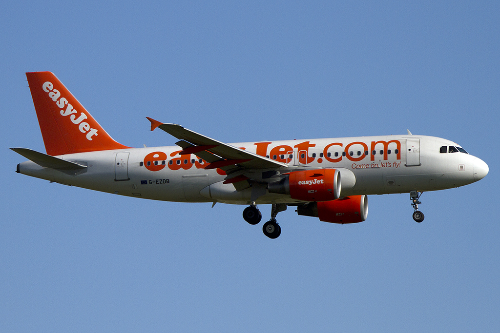 EasyJet, G-EZDB, Airbus, A319-111, 18.08.2012, CDG, Paris, France



