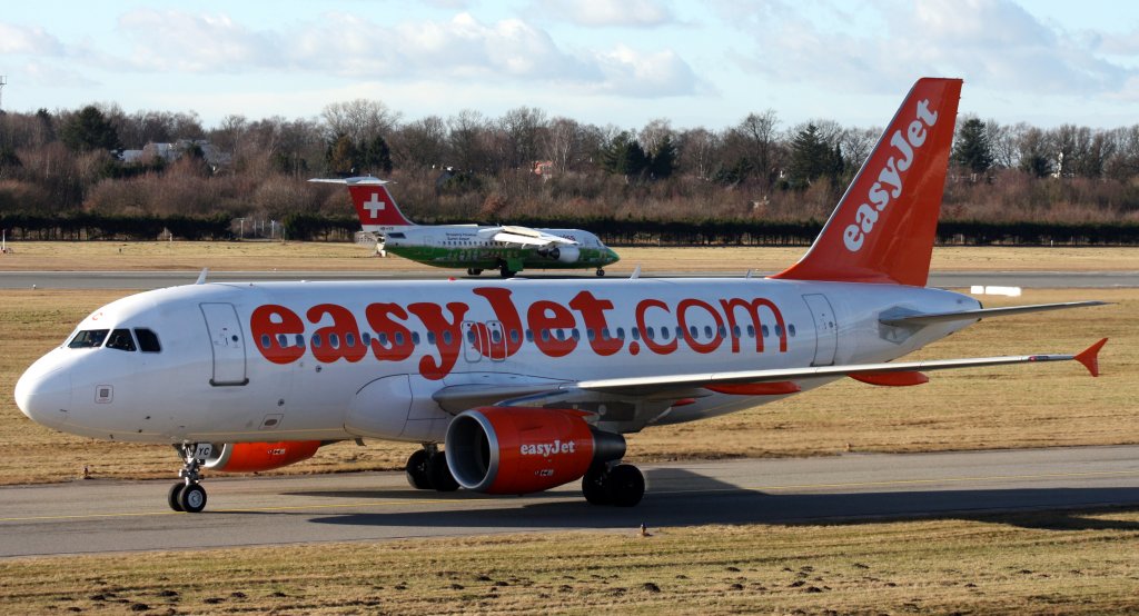 EasyJet Switzerland,HB-JYC,(c/n4785),Airbus A319-111,02.02.2013,HAM-EDDH,Hamburg,Germany(hinten Swiss,HB-IYS,Avro RJ100)