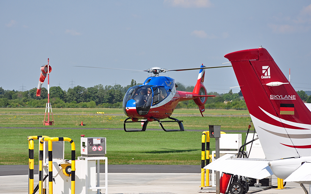 EC-120 Colibri hovert zur Tankstelle in Bonn-Hangelar - 14.08.2010