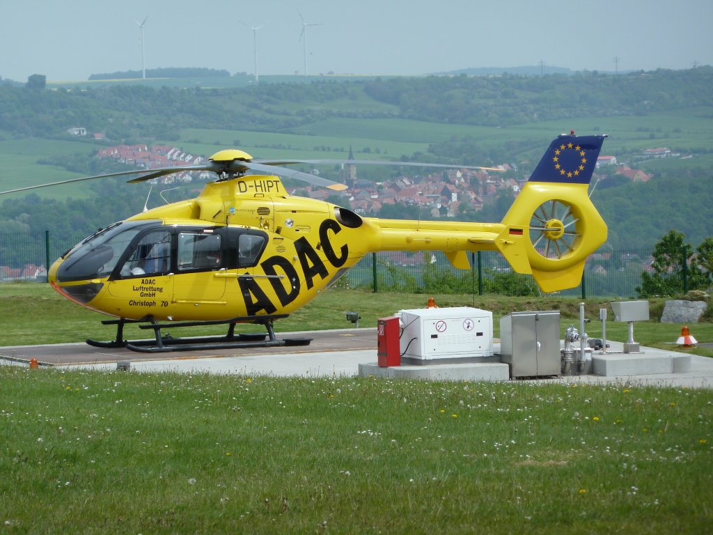 EC 135 als Rettungshubschrauber Christoph 70 abgestellt auf dem Flugplatz Jena-Schngleina, Mai 2010