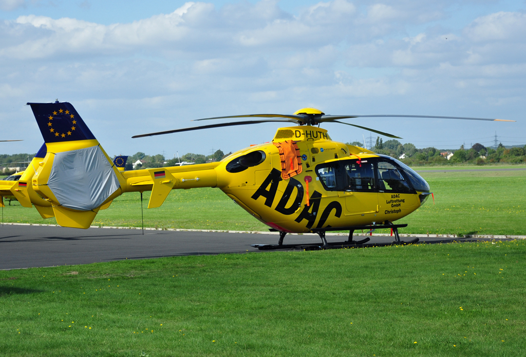 EC 135 des ADAC D-HUTH, abgestellt vor der ADAC-Werft in Bonn-Hangelar - 10.09.2011