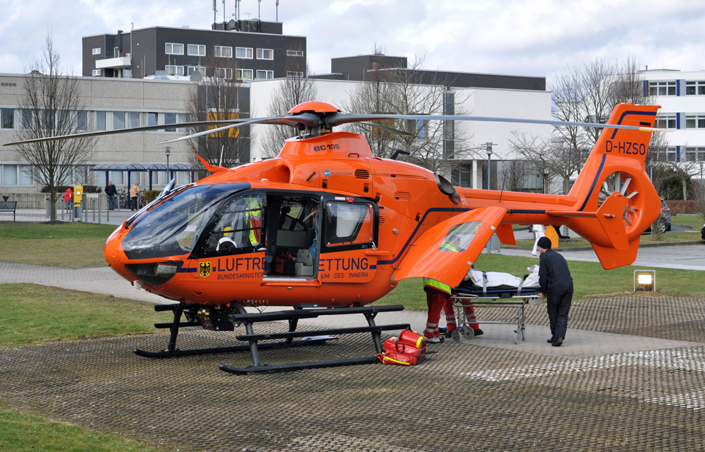 EC 135T-2, D-HZSO, Luftrettung (Innenministerium - Bundespolizei), verldt Kranken zur Luftverlegung in andere Klinik - 26.02.2010 