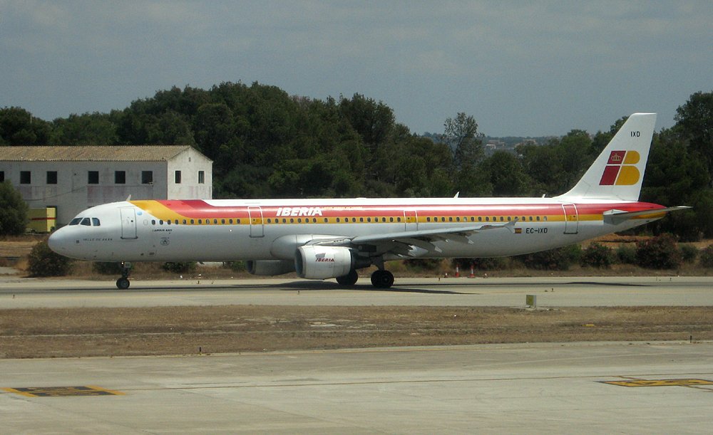 EC-IXD (Airbus A321-211) der Iberia verlsst PMI am 04.08.2009 in Richtung MAD.