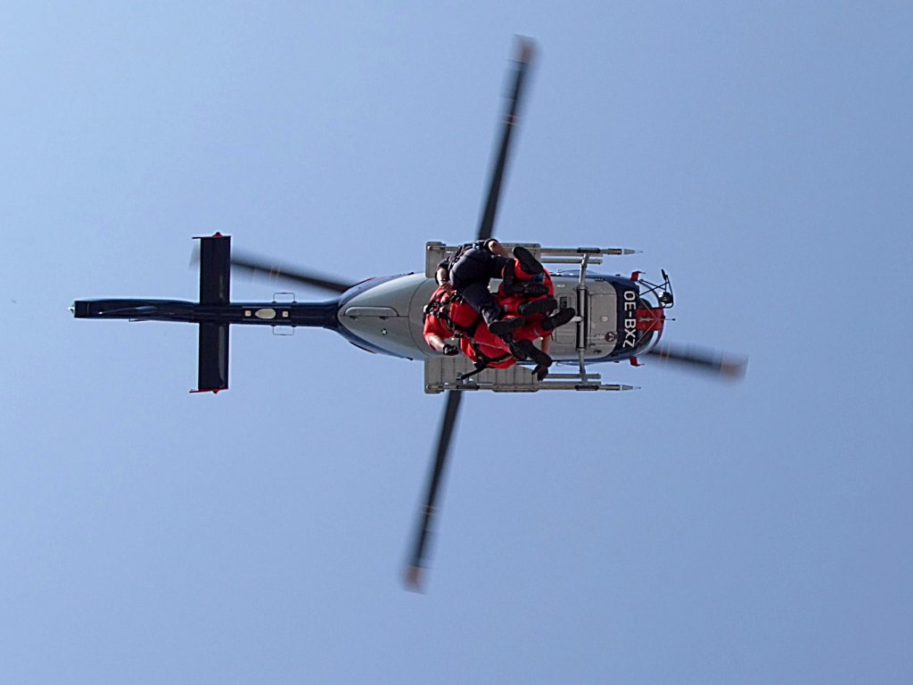 EC135 (Polizeihubschrauber) demonstriert anlsslich der Rot-Kreuz-bung  Innpower2011  eine Seilrettung;110604