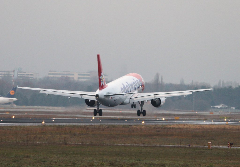 Edelweiss Air A 320-214 HB-IHZ bei der Landung in Berlin-Tegel am 01.12.2012
