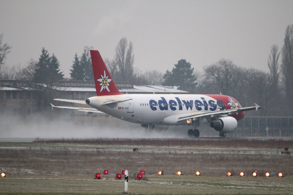 Edelweiss Air A 320-214 HB-IHZ beim Start in Berlin-Tegel am 01.12.2012