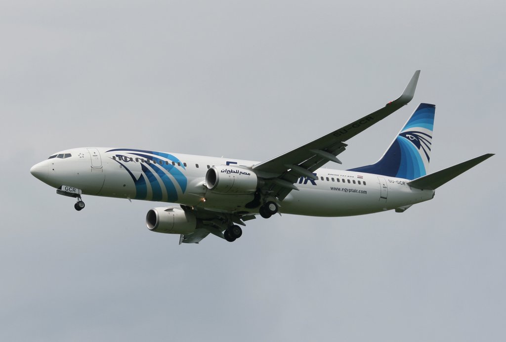 EgyptAir B 737-866 SU-GCR im Landeanflug in Berlin-Schnefeld am 06.06.2010