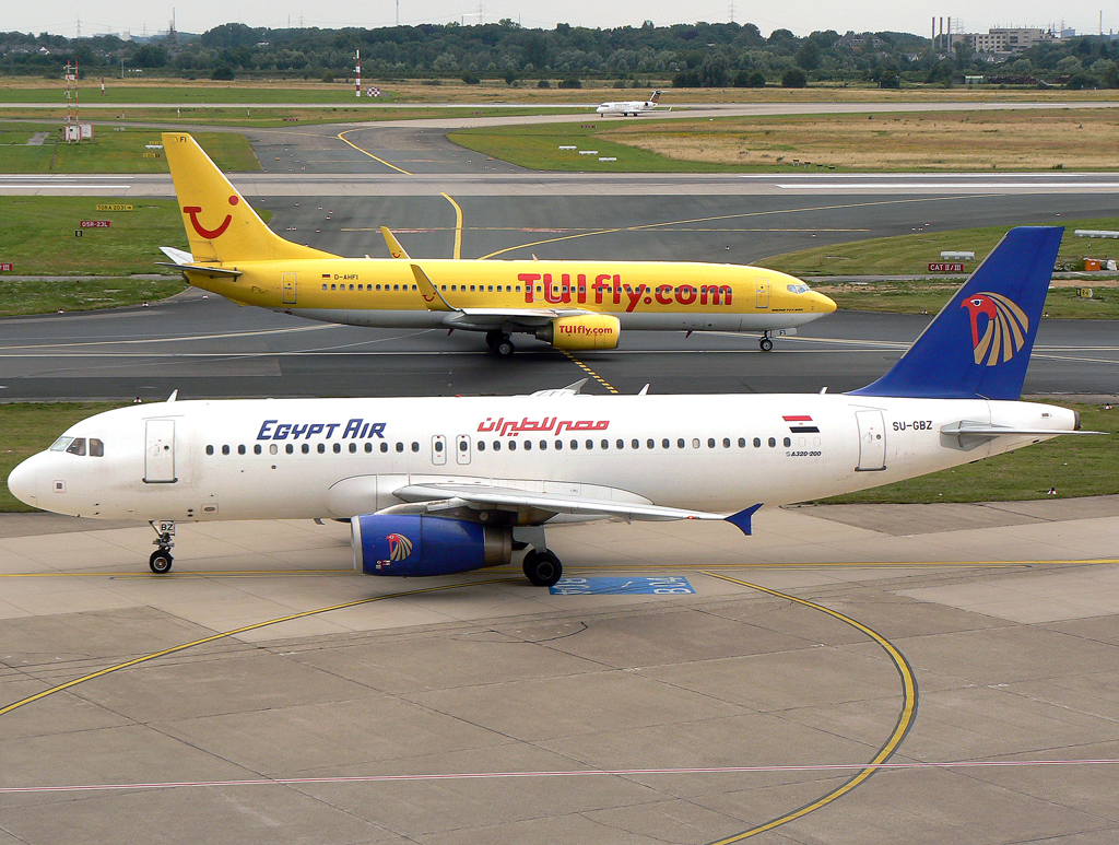 Egyt A320 SU-GPZ und TUIfly B737-800 D-AHFI in DUS / EDDL / Düsseldorf am 13.07.2007