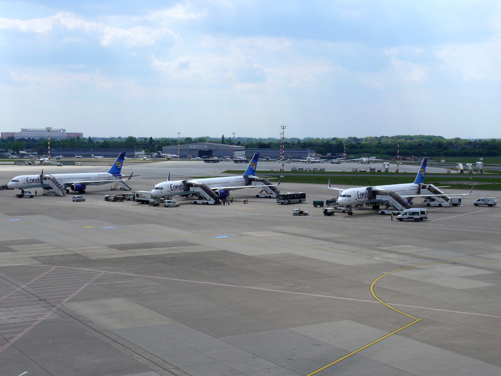 Eigentlich... kein seltenes Bild aus Dsseldorf... aber drei Condor´´s auf einem Bild schon. V.l.n.r : D-ABOC, D-ABOK, D-ABOL. Boeing 757-330. Flughafen Dsseldorf. 15.05.2010.