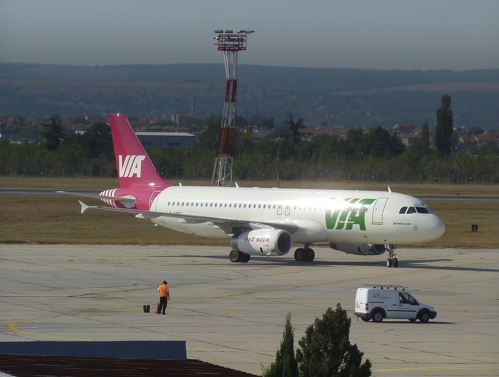 Ein A320 (LZ-MDR)  bulgarischen Air Via ist in Varna gelandet, in 50 Minuten geht es dann in Richtung Stuttgart. 14.09.2012