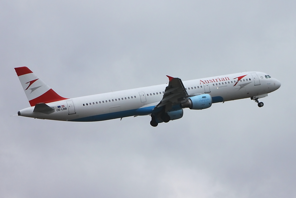 Ein A321 beim take-off in Friedrichshafen (von runway 06). Der A321 machte in Friedrichshafen nur einen Zwischenstoff, 02.02.2013