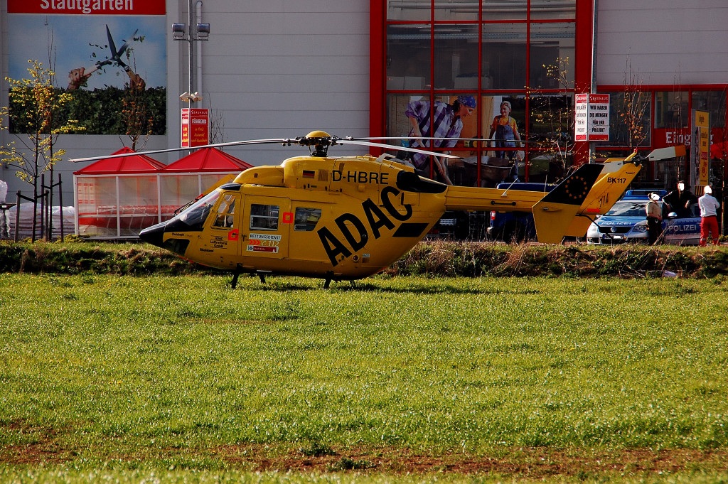 Ein ADAC-Flugrettungshubschrauber im Rettungseinsatz.....am Freitag den 20.4.2012 
Er stand auf einer Wiese vor einem Baumarkt im Rheinkreis Neuss......