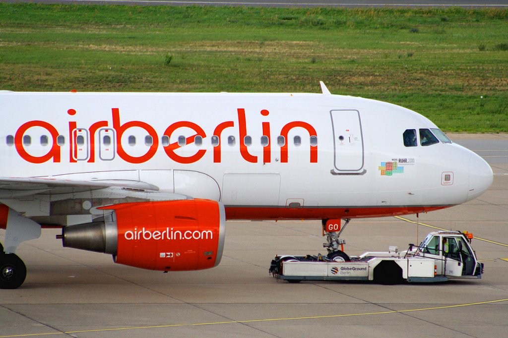 Ein Air Berlin-Airbus A319-100 mit der Registrierung D-ABGO beim Push-back in Berlin-Tegel. 
Kameratyp: Canon Canon EOS 1000D