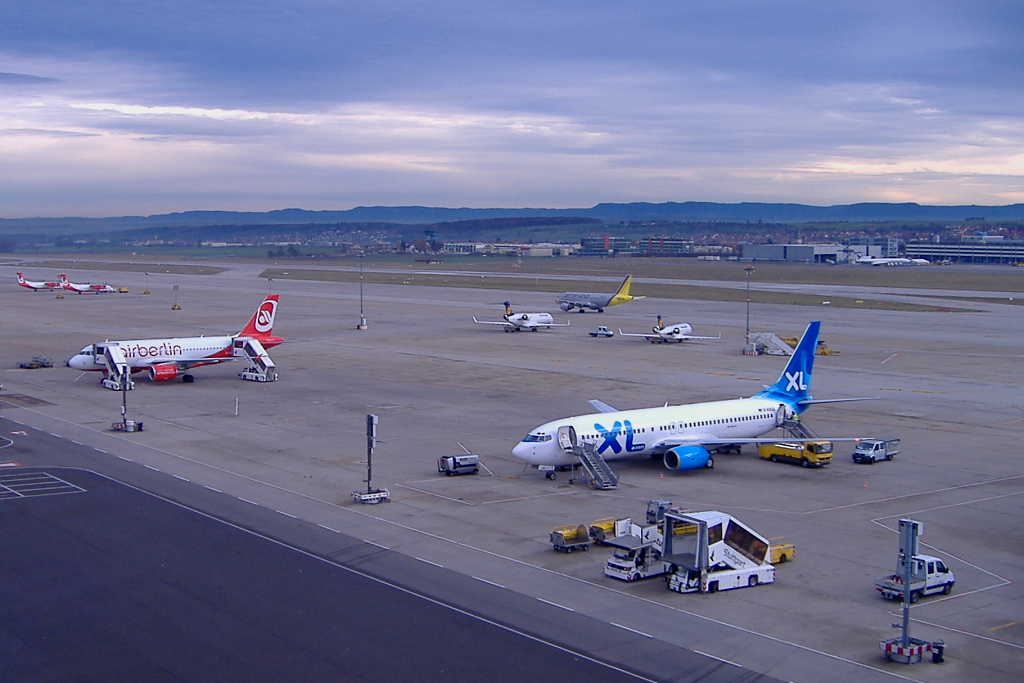 Ein Airberlin-Airbus A319 und eine Boeing 737-800 in Stuttgart auf dem Vorfeld am 14.11.09