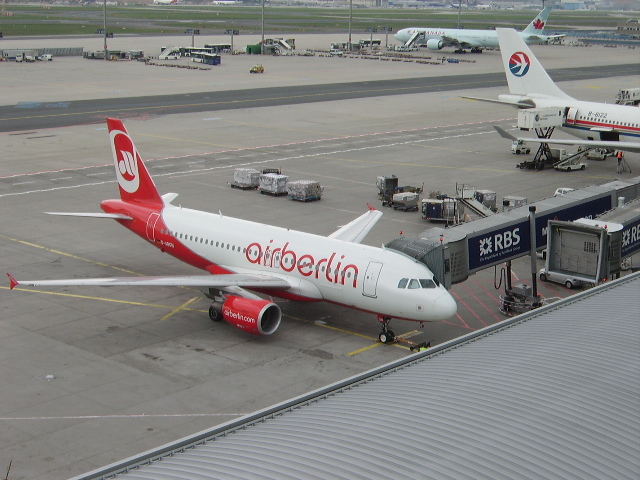 Ein Airbus 319 der Air Berlin am 16.04.11 in Frankfurt am Main 