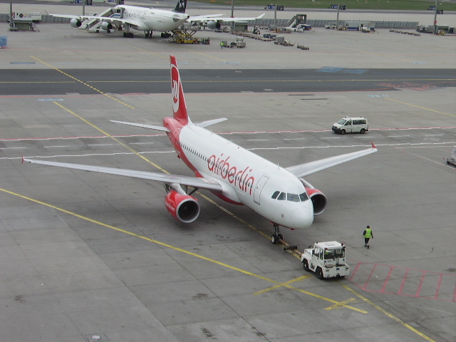 Ein Airbus 319 in Frankfurt am Main der Air Berlin am 16.04.11