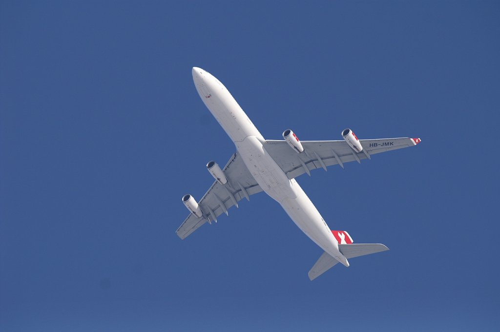 Ein Airbus A-340-313X von Swiss International Airlines mit der Kennung HB-JMK aufgenommen am 16.02.2010 am Zricher Flughafen.