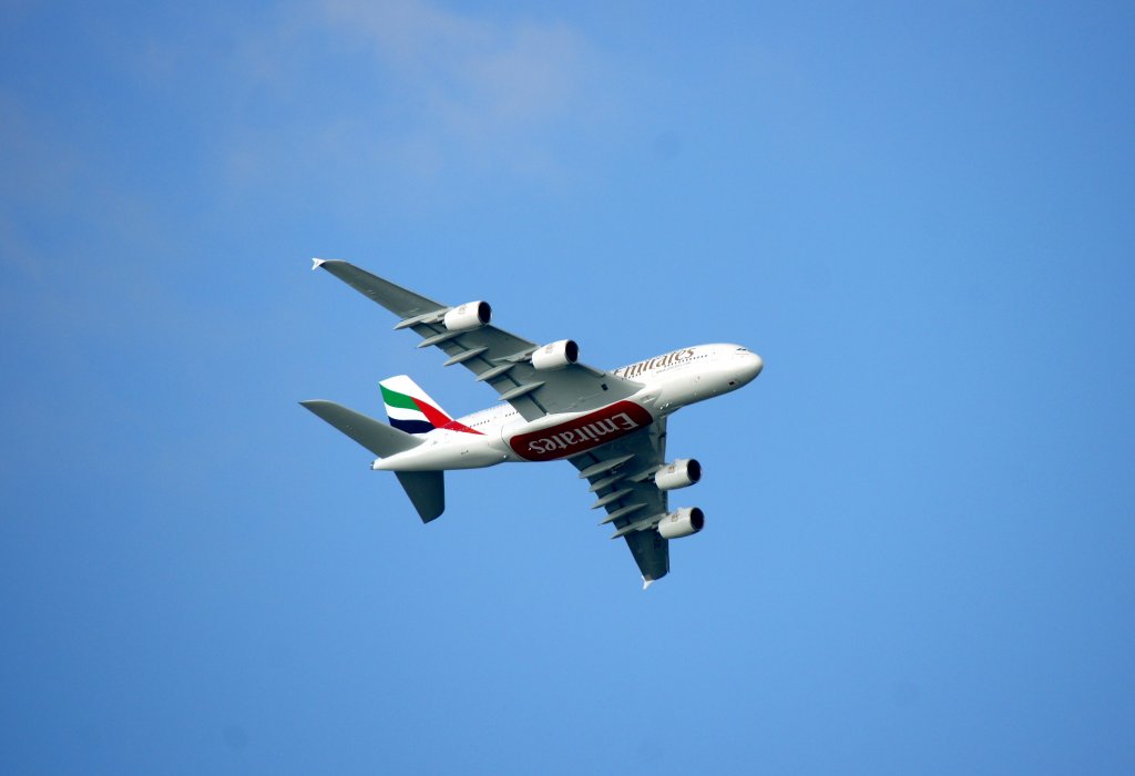 Ein Airbus A-380-861 von Emirates Airline mit der Test Reg.: F-WWAG wird spter die Kennung A6-EDL aufgenommen am 27.07.10 am Flughafen Hamburg-Finkenwerder.