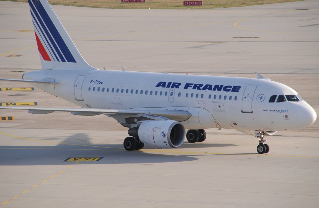 Ein Airbus A318 der Airline AirFrance auf dem Vorplatz des des Flughafens
Stuttgart (STR)

Aufgenommen am 17.11.2012