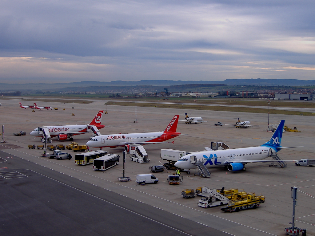 Ein Airbus A319 und ein Airbus A320 von Air Berlin auf dem Stuttgarter Flughafenvorfeld, sowie eine XL Airways Germany-Boeing 737-800 (14.11.09)