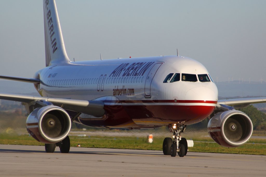 Ein Airbus A320-214 der Airberlin mit der Kennung Delta Alpha Bravo Delta Foxtrot rollt nach der Landung in Stuttgart-Echterdingen zur Parkposition (10. Oktober 2010)