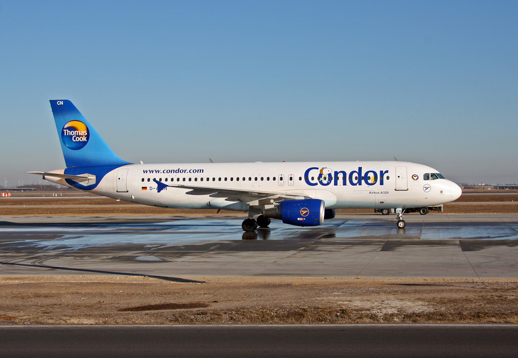 Ein Airbus A320 der Condor Berlin steht nach dem Enteisungsproze auf dem Flughafen Leipzig/Halle zum Start bereit, 07.03.2011.
