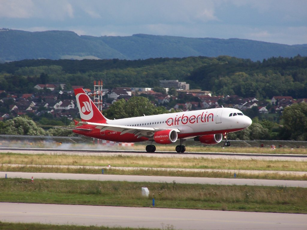 Ein Airbus A320 der Flugairlines AirBerlin im Landeanflug am Flughafen
Stuttgart (STR)
Aufgenommen am 07.August 2012
