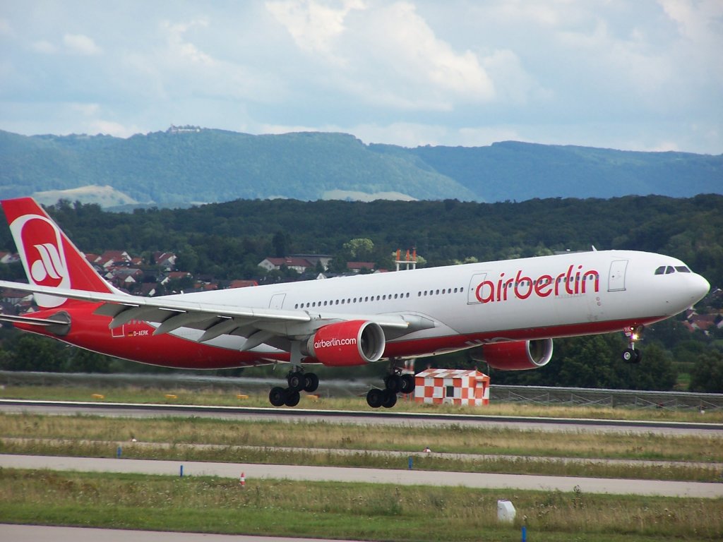 Ein Airbus A330-200 der Airlines airberlin bei der Landung am Flughafen 
Stuttgart (STR)
Aufgenommen am 07.August 2012