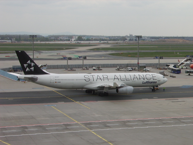 Ein Airbus A330 in Frankfurt am Main am 16.04.11 der Lufthansa 