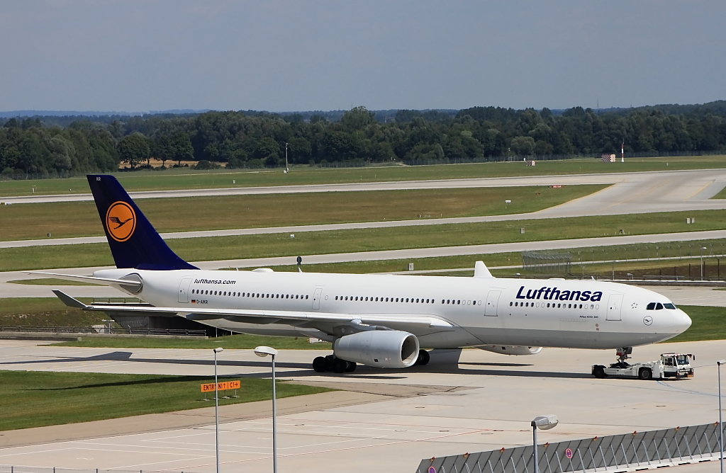 Ein Airbus A330 wird zum Gate geschleppt, aufgenommen am Flughafen Mnchen am 09.08.2012