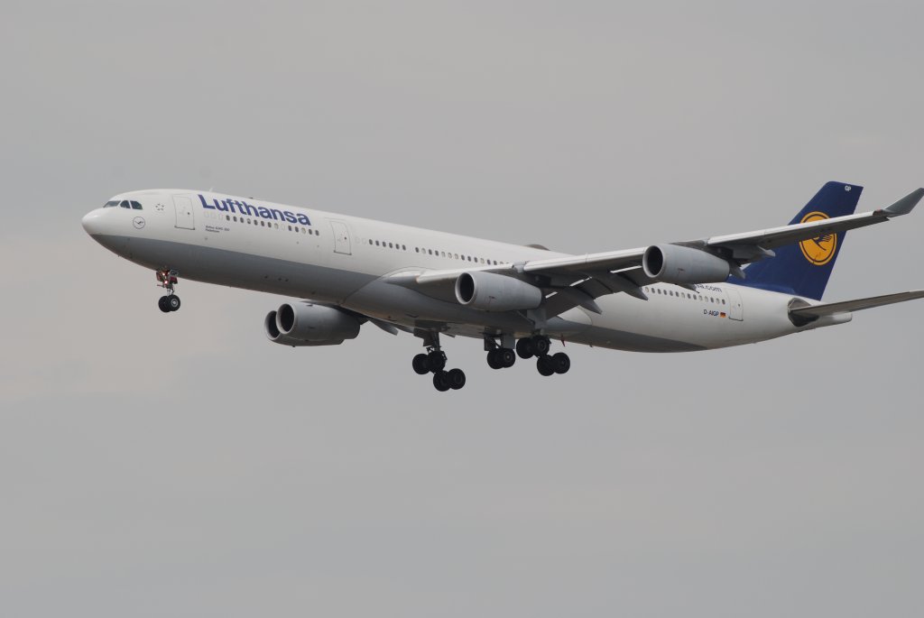 Ein Airbus A340-300 der Airline Lufthansa mit der Kennung D-AIGP im Anflug auf den Flughafen Frankfurt am Main(EDDF).
Aufgenommen am 25.07.2013