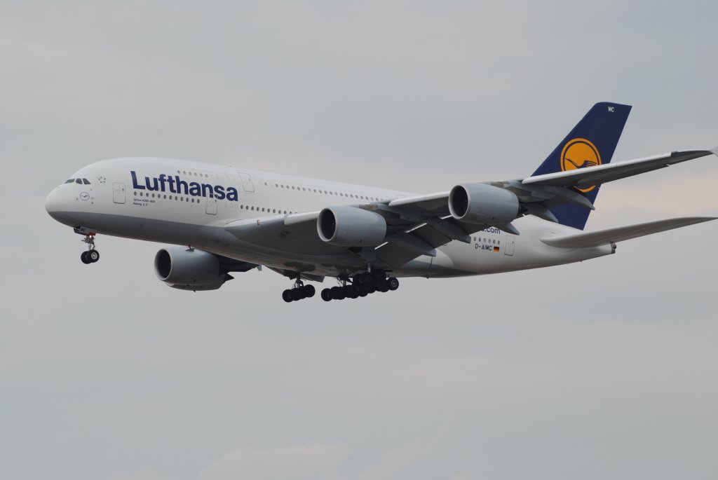 Ein Airbus A380-800 der Airline Lufthansa mit der Kennung D-AIMC im Anflug auf den Flughafen Frankfurt am Main(EDDF).
Aufgenommen am 25.07.2013 