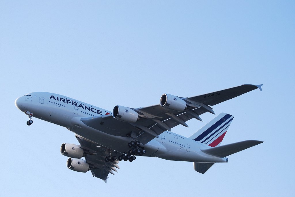 Ein Airbus A380 der Air France ber Hamburg Teufelsbrck im Anflug auf Finkenwerder am 13.07.10