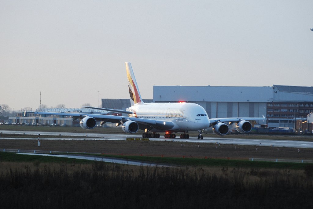 Ein Airbus A380 der Emirates am 07.12.09 auf dem Gelnde von Airbus Hamburg Finkenwerder.