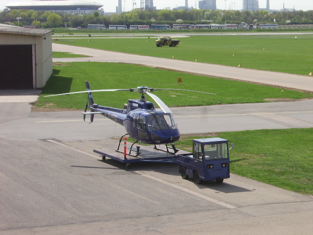 Ein AS 350 in Mannheim am 03.04.11 von Parkhaus aus fotografiert 