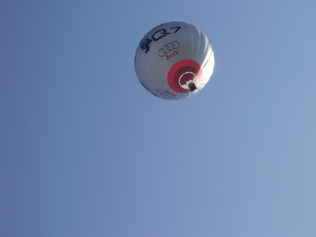 Ein Audi Q7 Ballon ber den Hockenheimring am 14.10.07