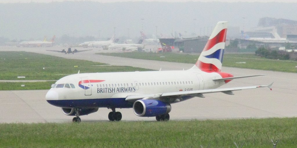Ein British Airways (Speedbird) Airbus A319 kurz vor dem Start nach London-Heathrow in Stuttgart am 2. Juni 2010