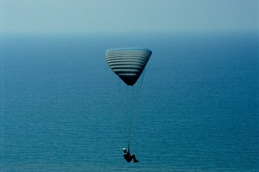 Ein Drachenflieger an der Westkste Zyperns bei Kourion im November 1996